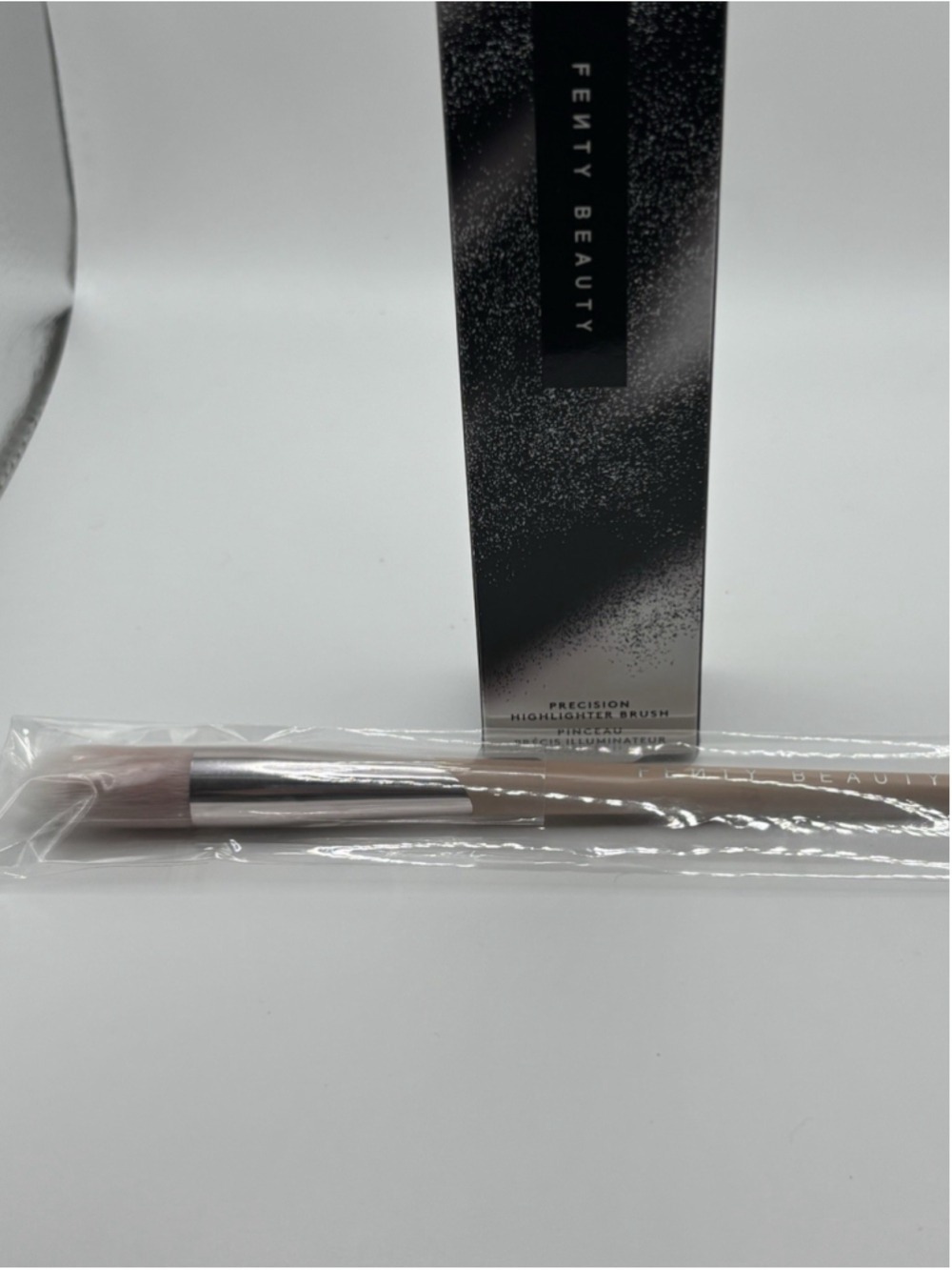 Fenty Beauty Highlighter Brush 135 NIB - Picture 4 of 7